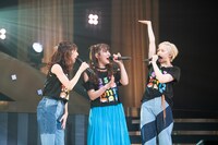 左から真山りか、中山莉子、安本彩花。