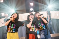 左から小林歌穂、柏木ひなた、星名美怜。