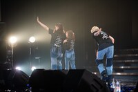 ひと足先に立ち去る星名美怜、真山りか、安本彩花（左から）。