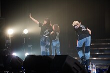 ひと足先に立ち去る星名美怜、真山りか、安本彩花（左から）。