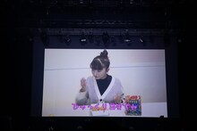 激辛焼きそばを食べた星名美怜。