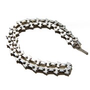 米津玄師「KICK BACK」チェンソー盤のチェンソーネックレス。(c)藤本タツキ／集英社・ＭＡＰＰＡ (c)2022 米津玄師／REISSUE RECORDS