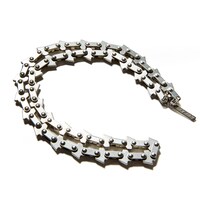 米津玄師「KICK BACK」チェンソー盤のチェンソーネックレス。(c)藤本タツキ／集英社・ＭＡＰＰＡ (c)2022 米津玄師／REISSUE RECORDS