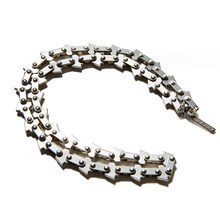 米津玄師「KICK BACK」チェンソー盤のチェンソーネックレス。(c)藤本タツキ／集英社・ＭＡＰＰＡ (c)2022 米津玄師／REISSUE RECORDS