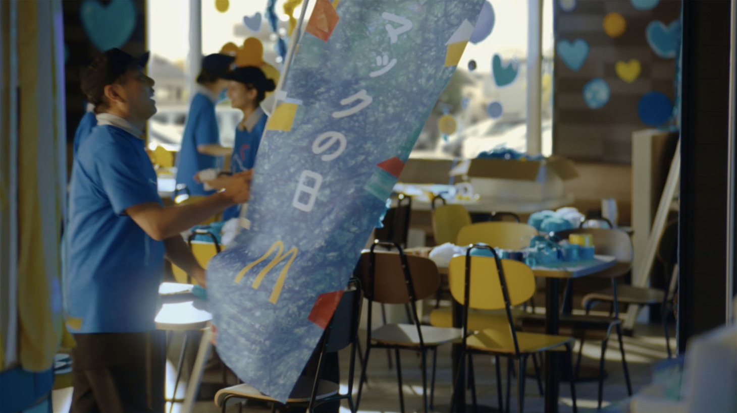 マクドナルド新CM「青いバルーン」編より。