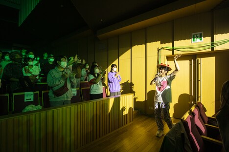 客席に現れた眉村ちあき。（撮影：樋口涼）