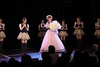 左から佐藤佳穂、須田亜香里。 (c)2022 Zest, Inc.