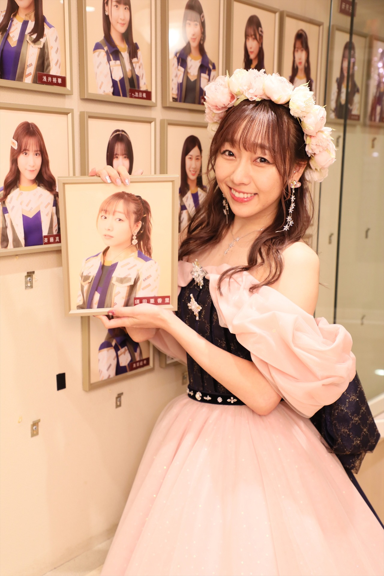 劇場の壁の写真を外す須田亜香里。 (c)2022 Zest, Inc.