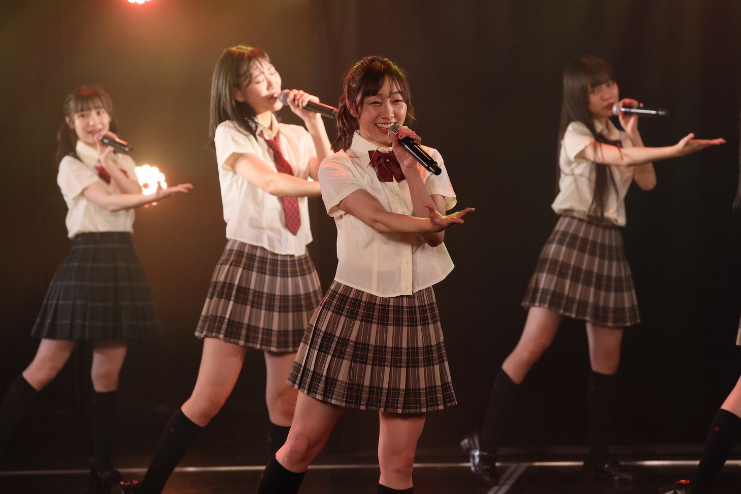 須田亜香里（手前） (c)2022 Zest, Inc.