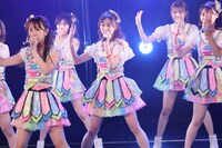 須田亜香里（中央） (c)2022 Zest, Inc.