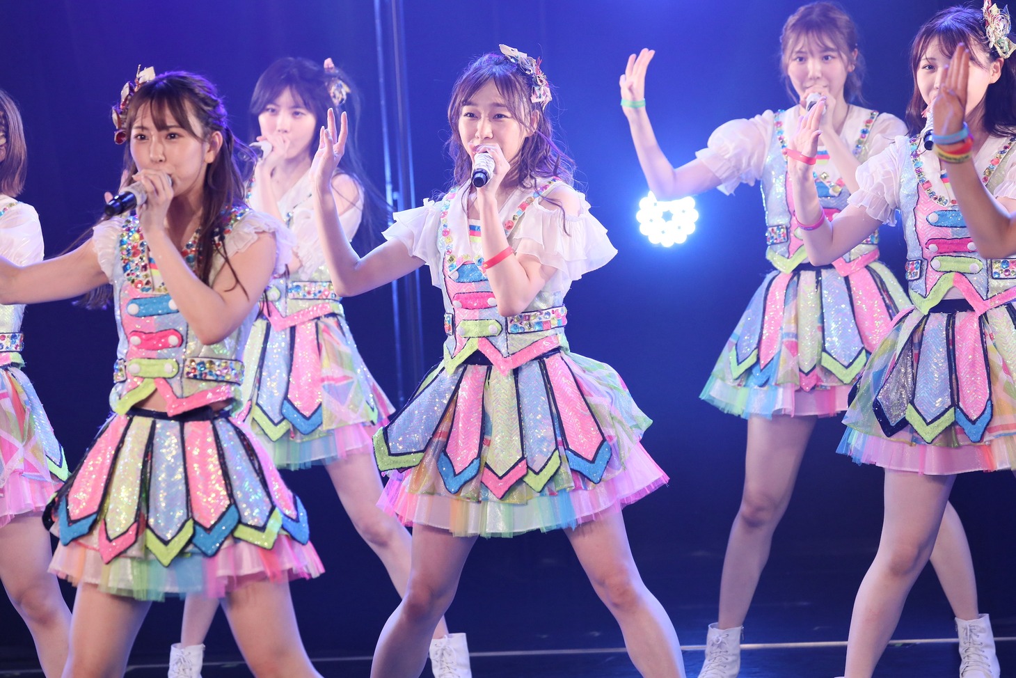 須田亜香里（中央） (c)2022 Zest, Inc.