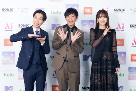 左から岩井勇気（ハライチ）、向井慧 （パンサー）、菅井友香（櫻坂46）。（撮影：田中聖太郎）