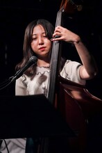 石川紅奈（B, Vo）