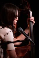 石川紅奈（B, Vo）