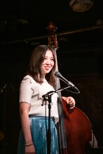 石川紅奈（B, Vo）