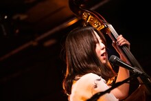 石川紅奈（B, Vo）