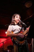 石川紅奈（B, Vo）