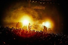 ハンブレッダーズ「秋のグーパンまつりZ」よりBLUE ENCOUNTのライブの様子。（撮影：浜野カズシ）