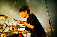 高村佳秀（Dr / BLUE ENCOUNT）（撮影：浜野カズシ）