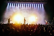 ハンブレッダーズ「秋のグーパンまつりZ」よりBLUE ENCOUNTのライブの様子。（撮影：浜野カズシ）