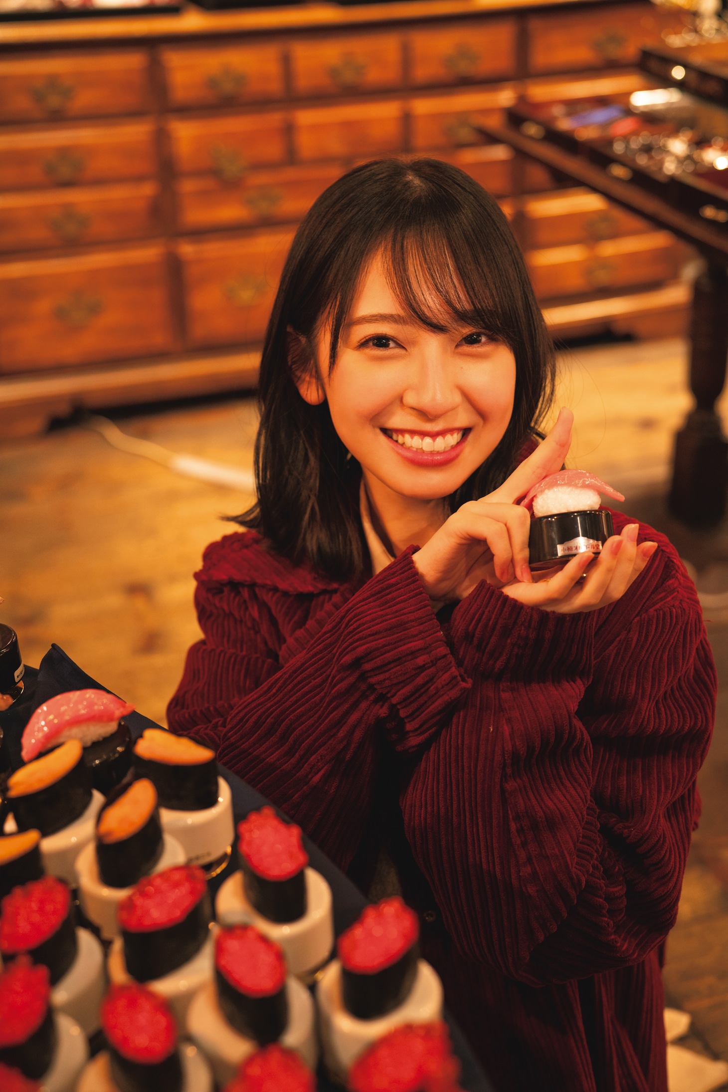 金村美玖（日向坂46）1st写真集「羅針盤」より、「オルゴール堂」で撮影された1枚。（撮影：佐藤佑一）