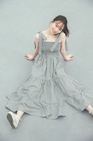 守屋麗奈（櫻坂46）「笑顔のグー、チョキ、パー」アザーカット・ミニブックより。(c)Seed & Flower LLC／竹書房（撮影：東 京祐）