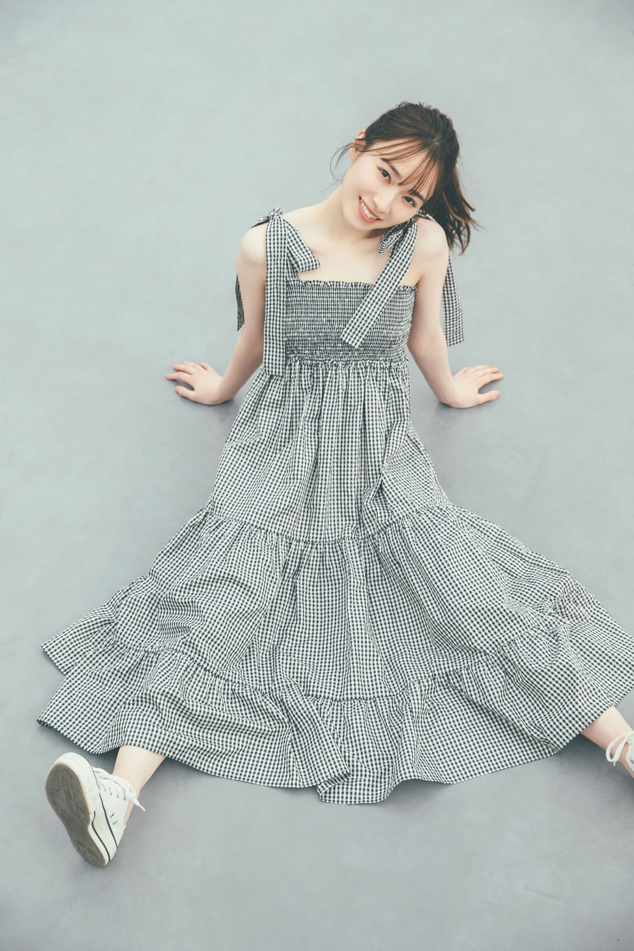 守屋麗奈（櫻坂46）「笑顔のグー、チョキ、パー」アザーカット・ミニブックより。(c)Seed & Flower LLC／竹書房（撮影：東 京祐）