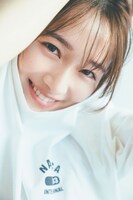 守屋麗奈（櫻坂46）「笑顔のグー、チョキ、パー」アザーカット・ミニブックより。(c)Seed & Flower LLC／竹書房（撮影：東 京祐）