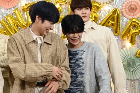 フォトセッション中に笑い合う尾崎匠海と藤牧京介。