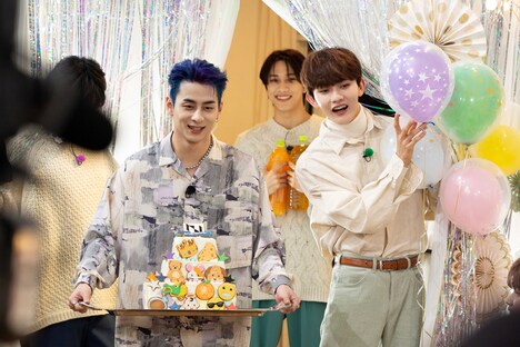 ケーキとドリンクを運び込む西洸人、池崎理人、田島将吾。(c)LAPONE ENTERTAINMENT