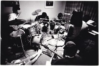 Presents。1980年3月、三浦文夫の7畳の部屋での録音風景。