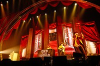 SEKAI NO OWARのパフォーマンスの様子。（撮影：上山陽介）