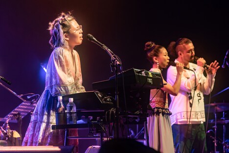 「中村佳穂 TOUR ✌ NIA・near ✌」フェスティバルホール公演の様子。（撮影：井上嘉和）