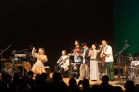 「中村佳穂 TOUR ✌ NIA・near ✌」フェスティバルホール公演の様子。（撮影：井上嘉和）