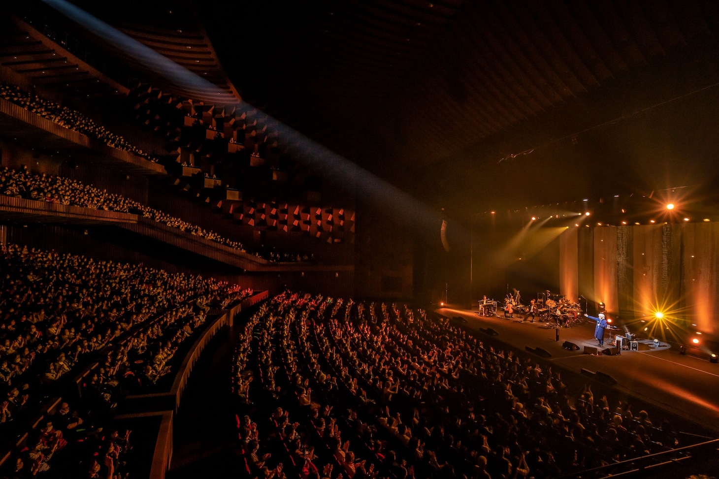 玉置浩二「Concert Tour 2022 故郷楽団 35th ANNIVERSARY ～星路（みち）～」ツアーファイナルの様子。（撮影：加藤亮）
