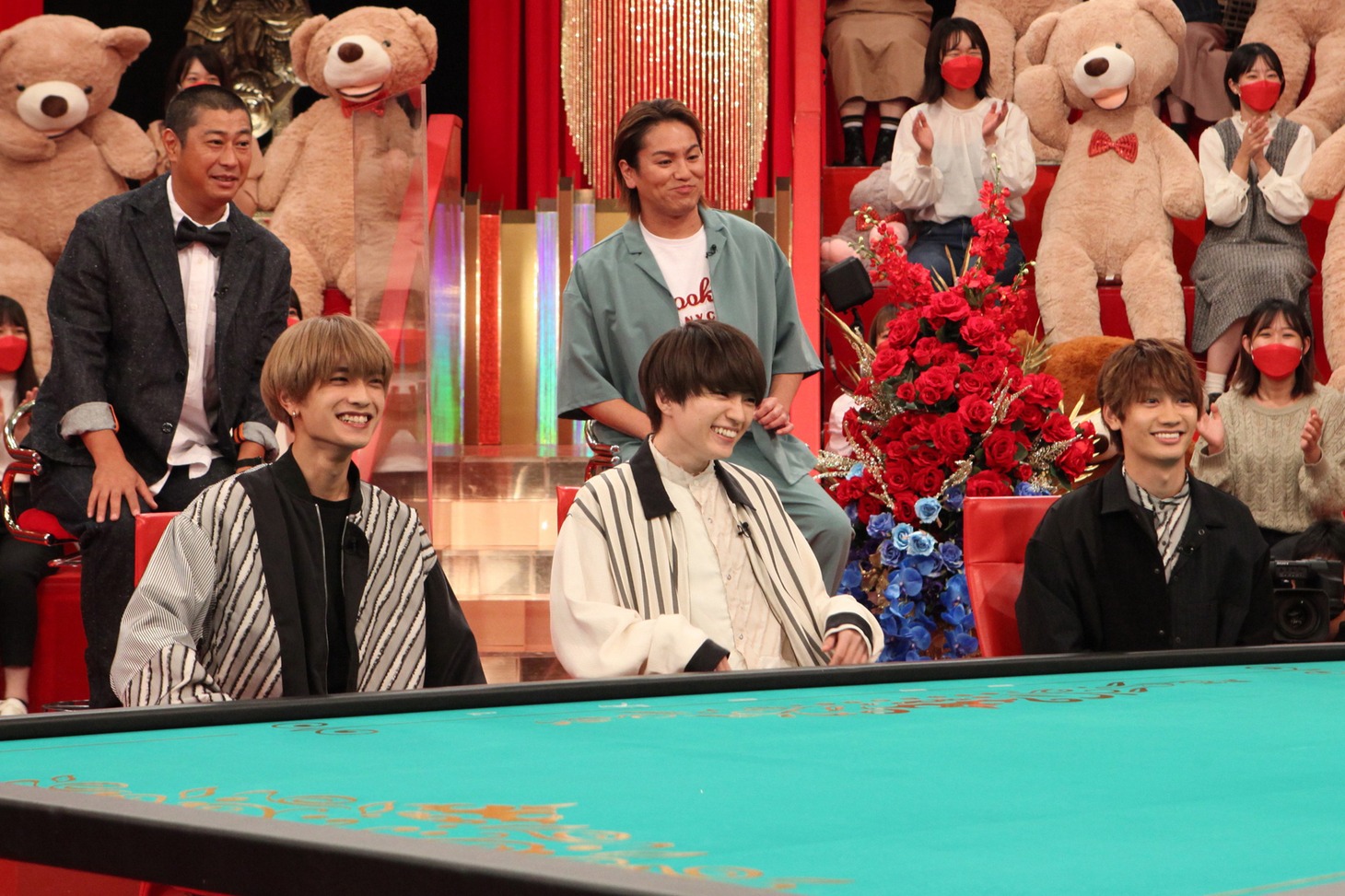 前列左から、なにわ男子の高橋恭平、西畑大吾、藤原丈一郎、後列左から、パンサー尾形、狩野英孝。(c)フジテレビ