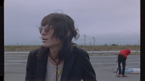 ドレスコーズ「やりすぎた天使」ミュージックビデオのワンシーン。