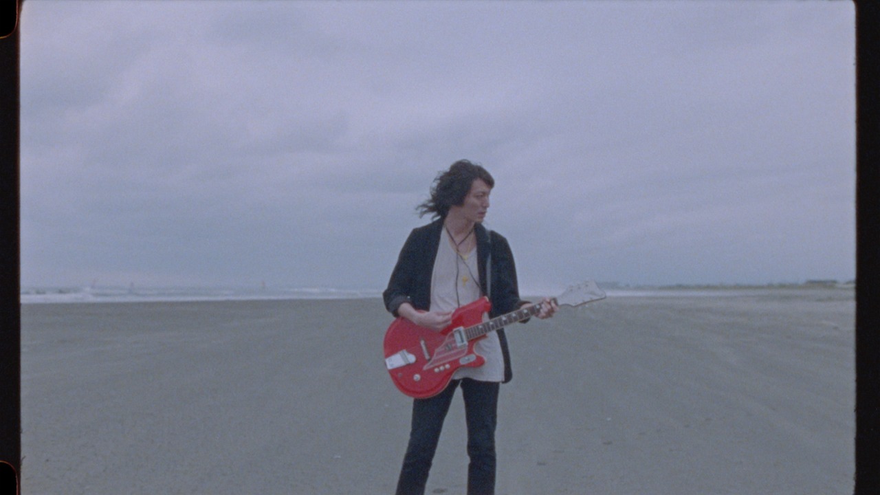 ドレスコーズ「やりすぎた天使」ミュージックビデオのワンシーン。