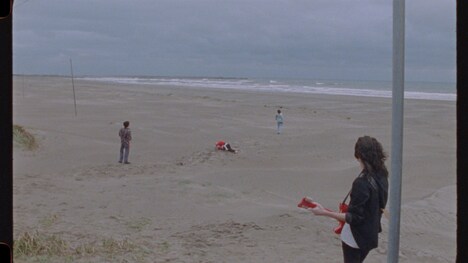 ドレスコーズ「やりすぎた天使」ミュージックビデオのワンシーン。