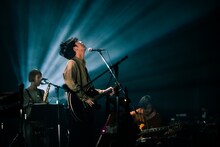 左からハラナツコ（Sax）、折坂悠太、山内弘太（G）。（Photo by Yukitaka Amemiya）