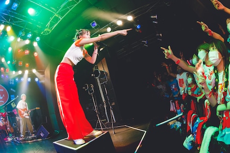 斉藤朱夏「朱演2022 LIVE HOUSE TOUR『キミとはだしの青春』」神奈川・Yokohama Bay Hall公演の様子。（撮影：江藤はんな［SHERPA+］）