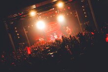 斉藤朱夏「朱演2022 LIVE HOUSE TOUR『キミとはだしの青春』」神奈川・Yokohama Bay Hall公演の様子。（撮影：江藤はんな［SHERPA+］）