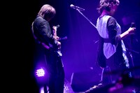 左からぷす（G）、礼衣（Vo）。（撮影：堀卓朗［ELENORE］）