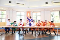 回答ポーズに個性を出す超特急。