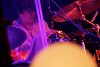 神谷洵平（Dr, Cho）（撮影：平野タカシ）