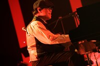 小林創（Org, Piano, Key, Cho）（撮影：平野タカシ）