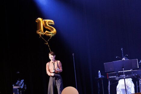 風船を持って登場したlilyこと石田ゆり子。（撮影：平野タカシ）