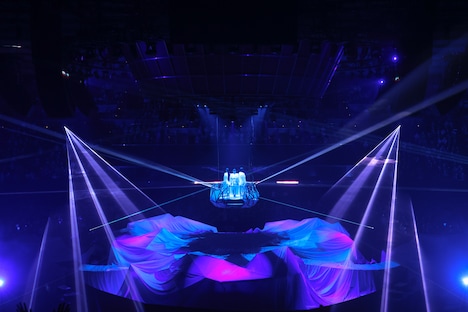 「Plasma」が流れる中、天井からゴンドラで降りてくるPerfume。（撮影：上山陽介）