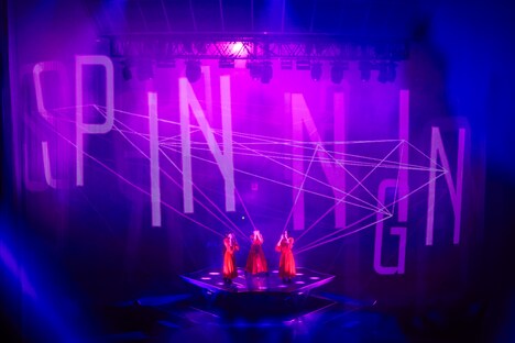 「Spinning World」をパフォーマンスするPerfume。（撮影：上山陽介）