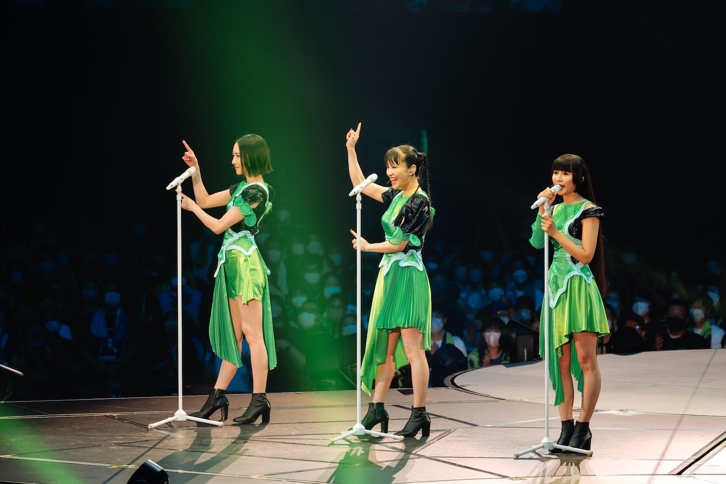「Puppy love」をパフォーマンスするPerfume。（撮影：上山陽介）